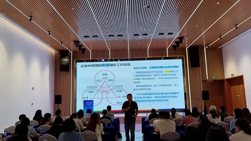 企业痛点：人才短缺与寻访难题